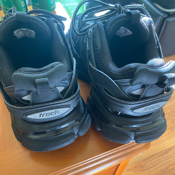 Balenciaga - Picture 3 of 8